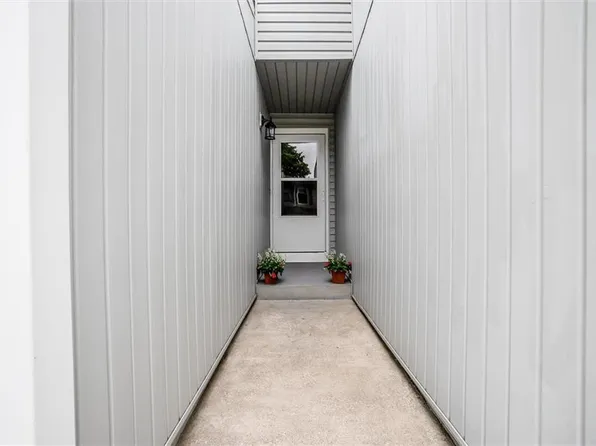 1263 N Petzold Dr APT D, Olathe, KS 66061