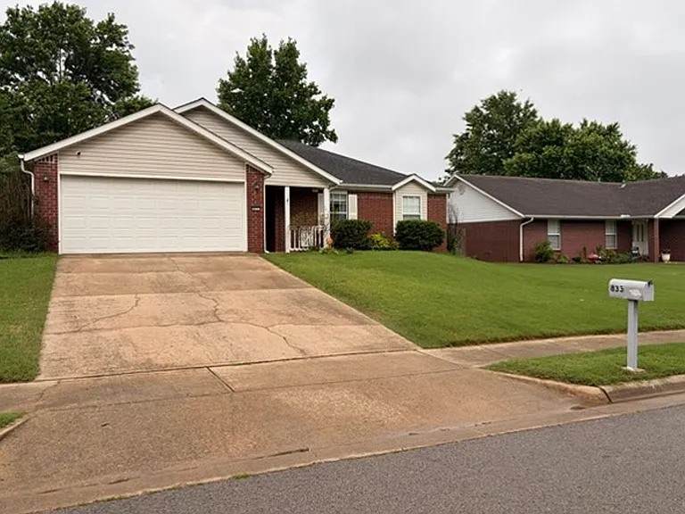833 S Eastview Dr — Photo 1