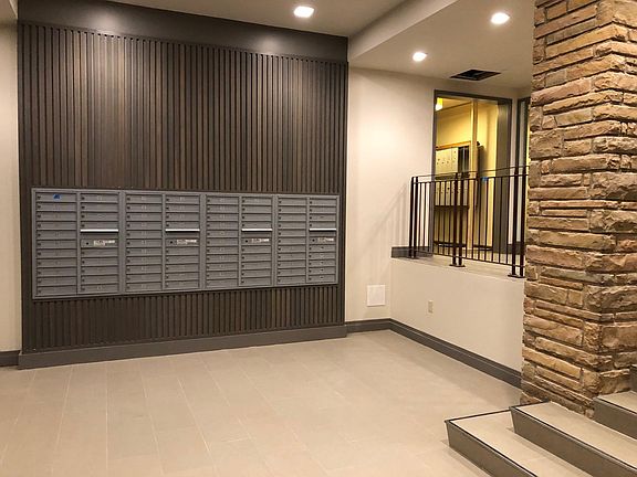 Entrance (mail area)