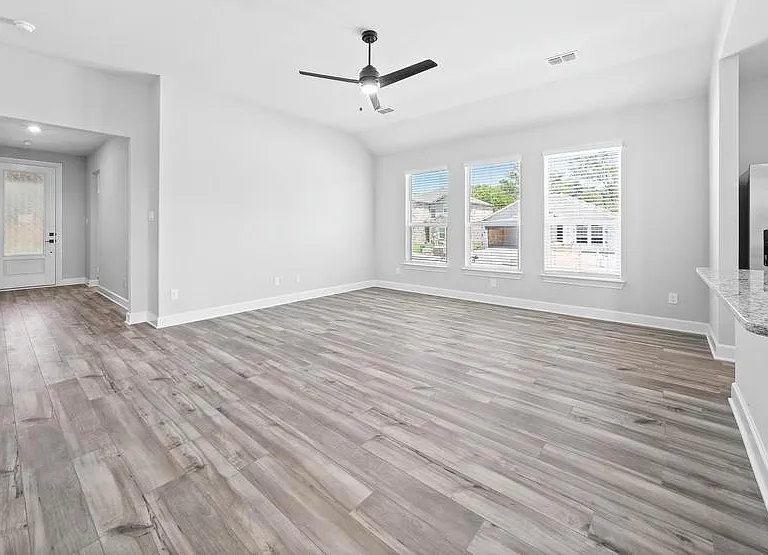 2032 Brentwood Dr — Photo 4