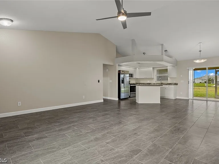 3919 SW 14th Ave — Photo 5
