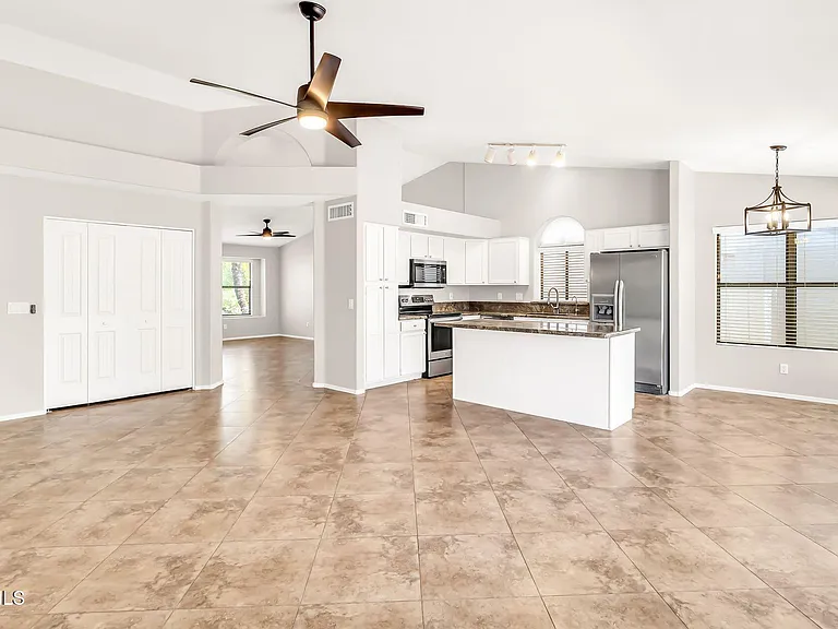 1113 E Betsy Ln — Photo 8