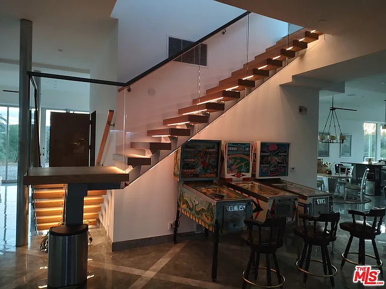 5900 N Winnetka Ave — Photo 10