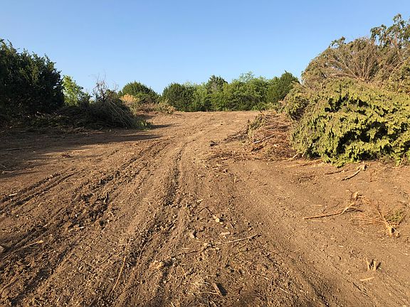 4th image of 828 Armadillo Dr