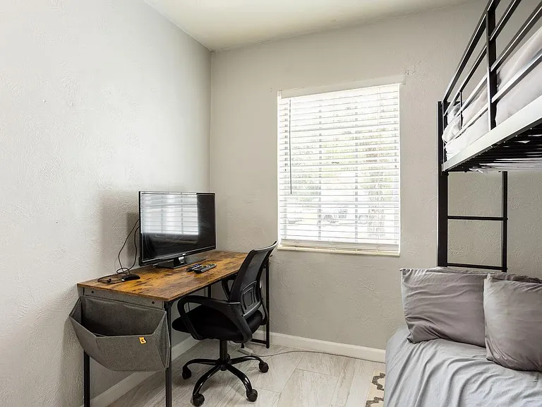 2109 W Cordelia St — Photo 18
