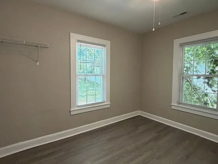208 Linwood Dr — Photo 8