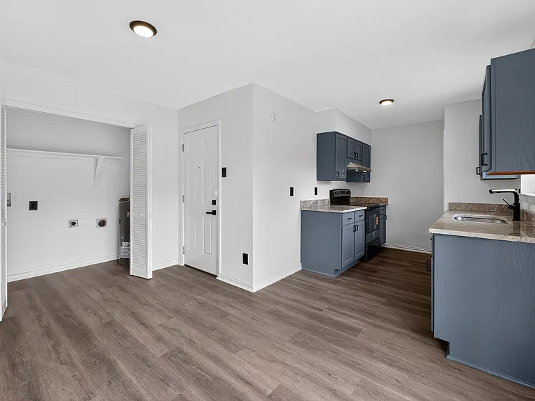 302 Independence Dr — Photo 11