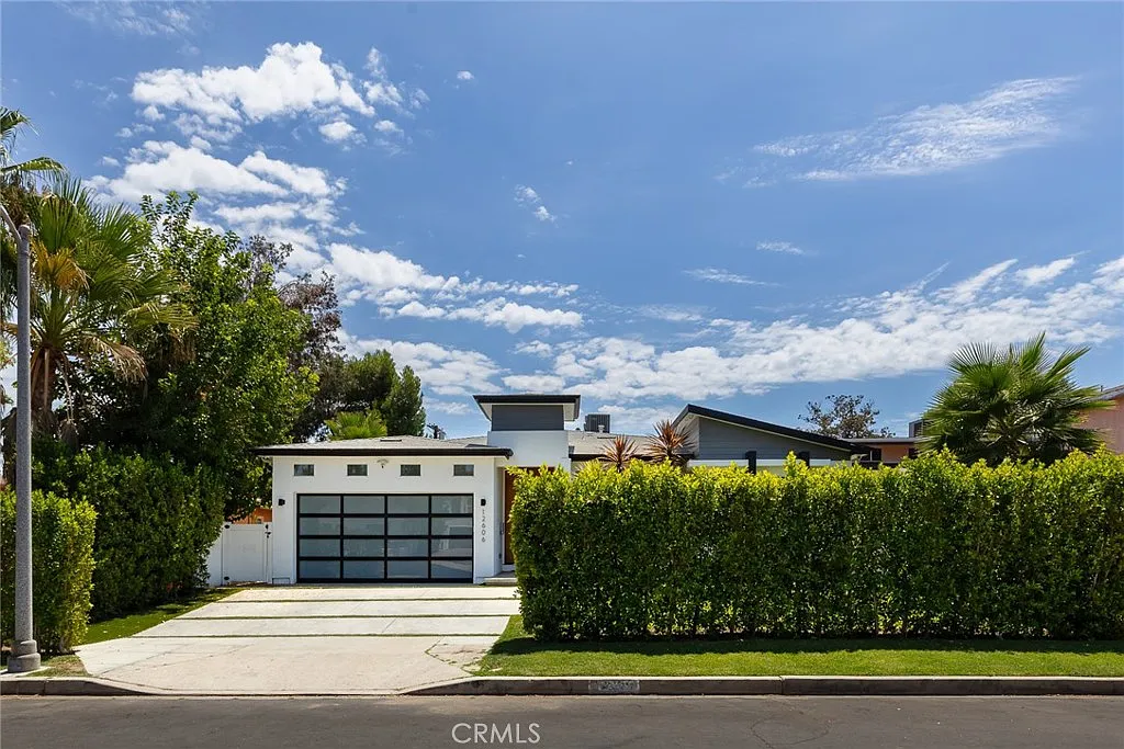 5 bed, 3.5 bath, 3000 sqft, $12,950 — Photo 2
