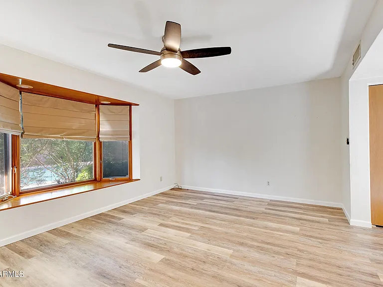 1036 E Geneva Dr — Photo 8