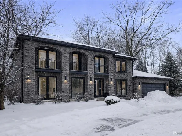 6018 Glen Eagles Dr, West Bloomfield, MI 48323