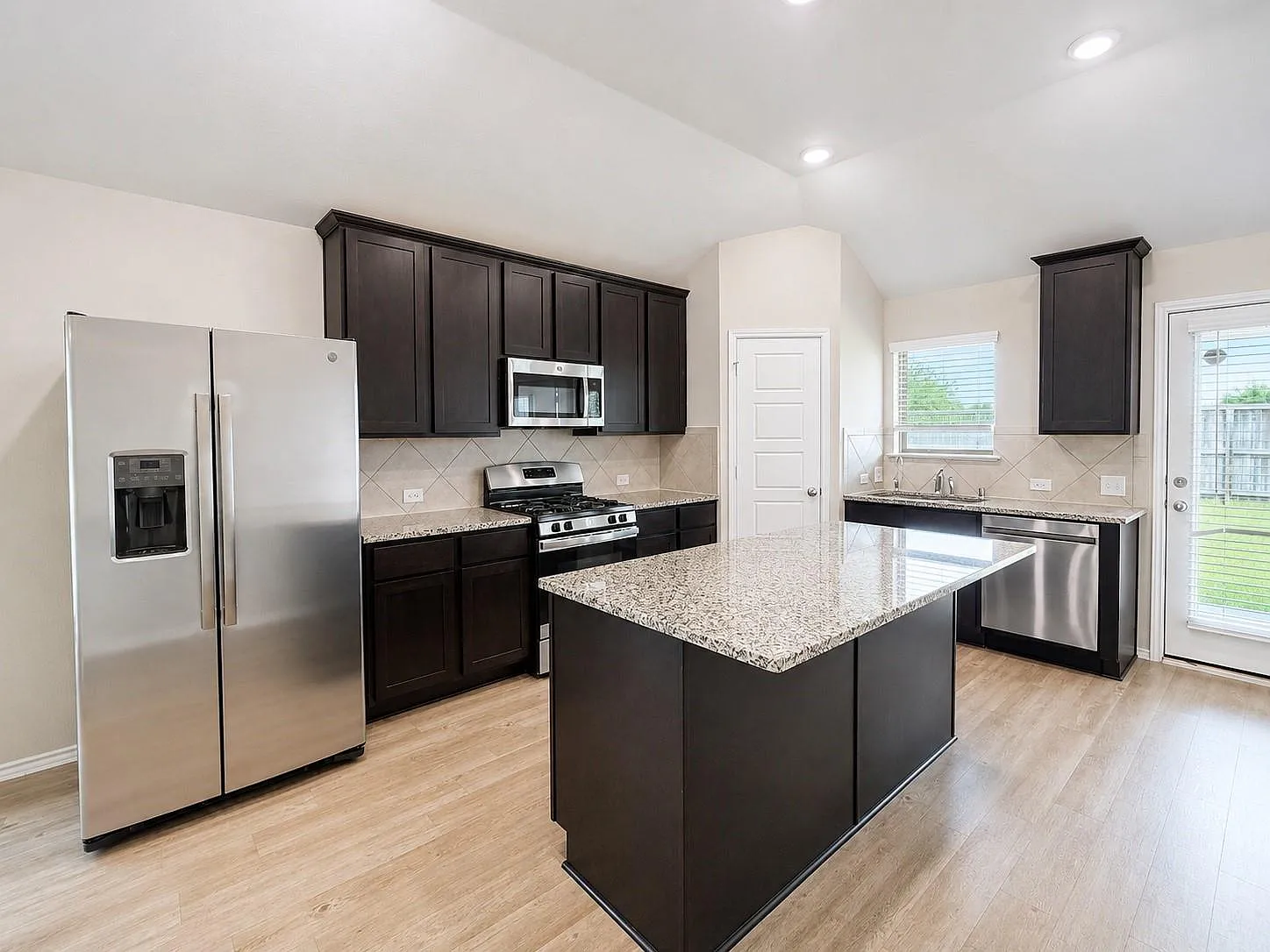 3 bed, 2.0 bath, 1599 sqft, $2,000 — Photo 4