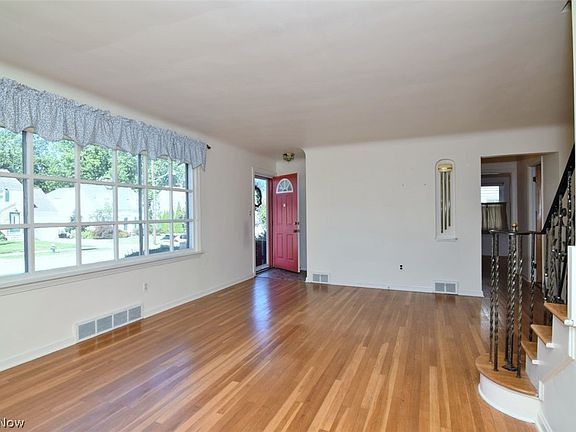 3rd image of 1663 Oakmount Rd