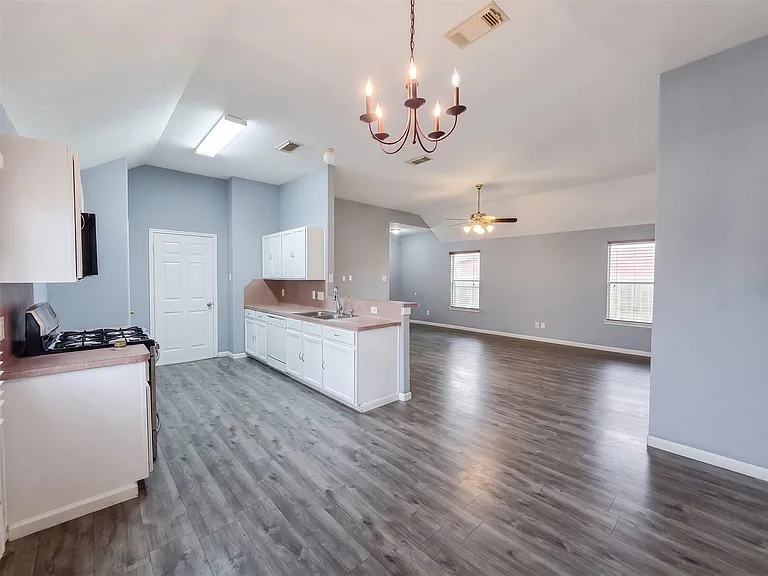 638 Aldenwick Ln — Photo 7