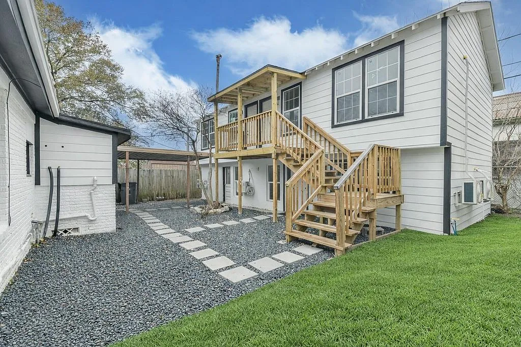 2 bed, 900 sqft, $2,000 — Photo 1
