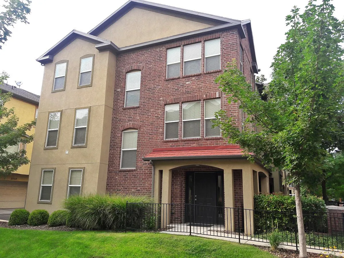 3 bed, 2.5 bath, 1716 sqft, $2,400 — Photo 3