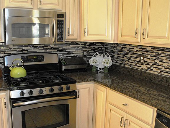 3rd image of 134 Windsor Cir