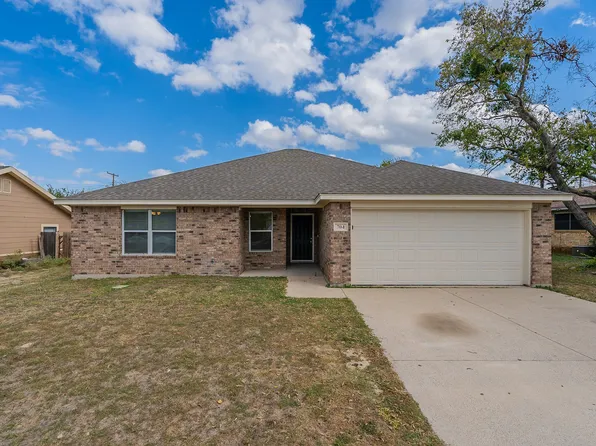 704 Hallvale Dr, White Settlement, TX 76108