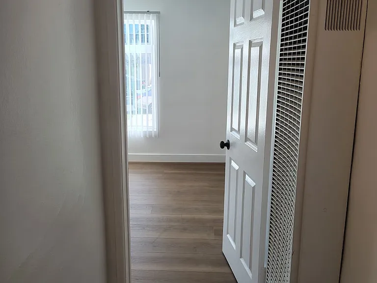 15531 Victory Blvd #B — Photo 12