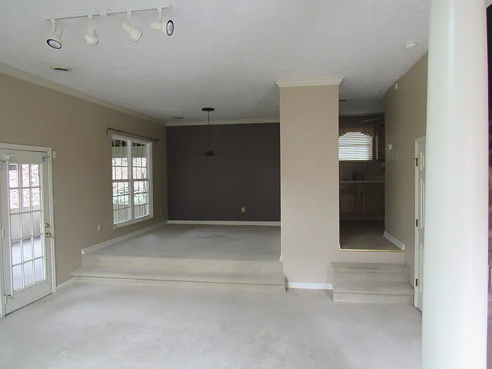 3 bed, 2.5 bath, 2048 sqft, $2,725 — Photo 4