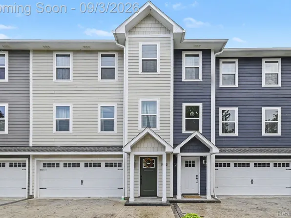 204 Oakwood St, Holly, MI 48442