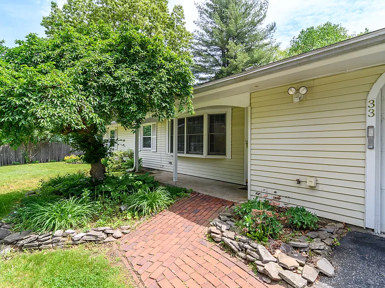 33 Eisenhower Rd — Photo 2