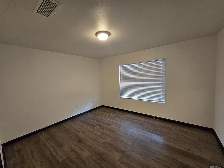947 Grebe St #4 — Photo 8