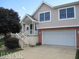 27 Shire Ct, Bloomington, IL 61701