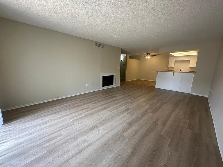 Villa Valencia Apartments — Photo 10