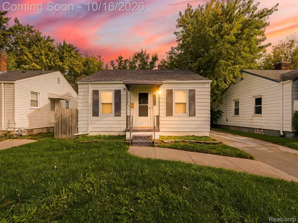 18565 Kenosha St, Harper Woods, MI 48225