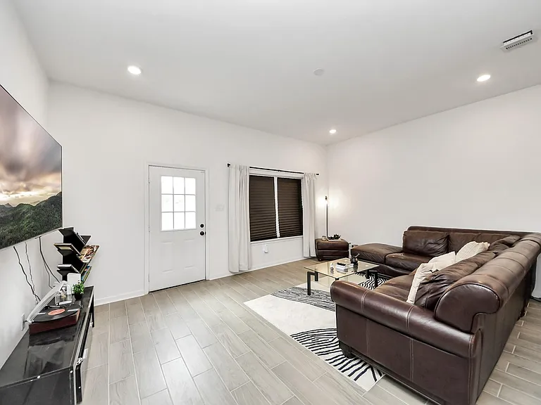 4613 Ireland St #B — Photo 19