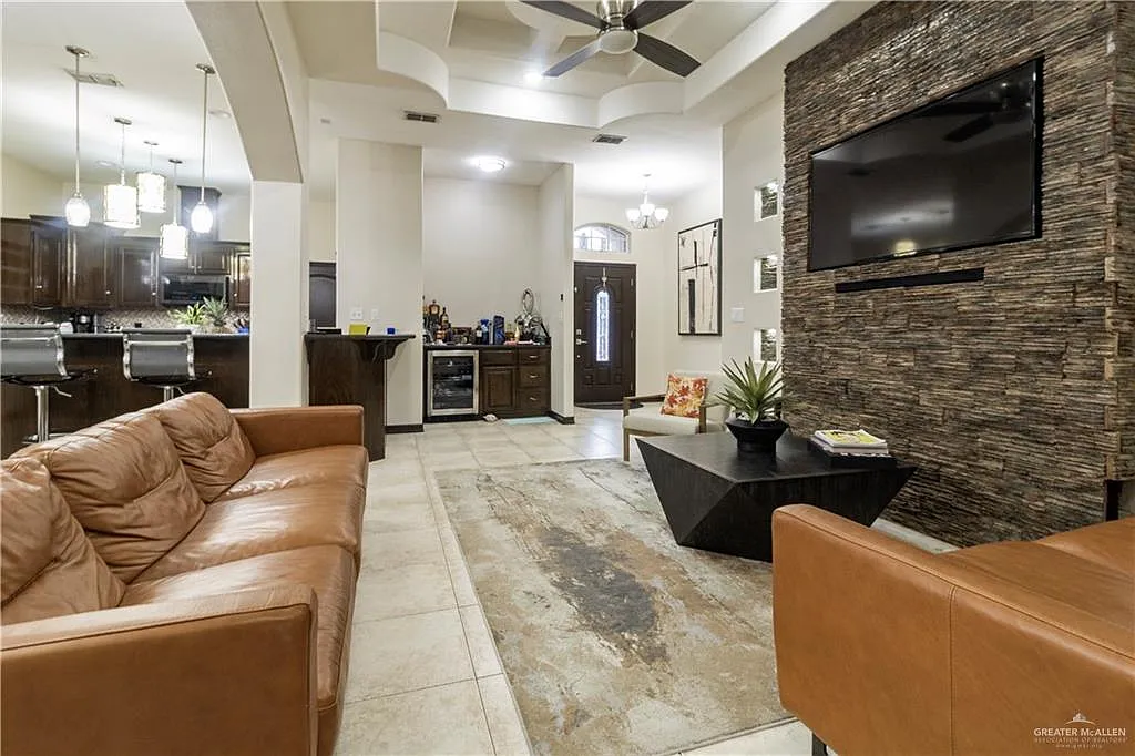 3 bed, 2.5 bath, 1948 sqft, $2,000 — Photo 4