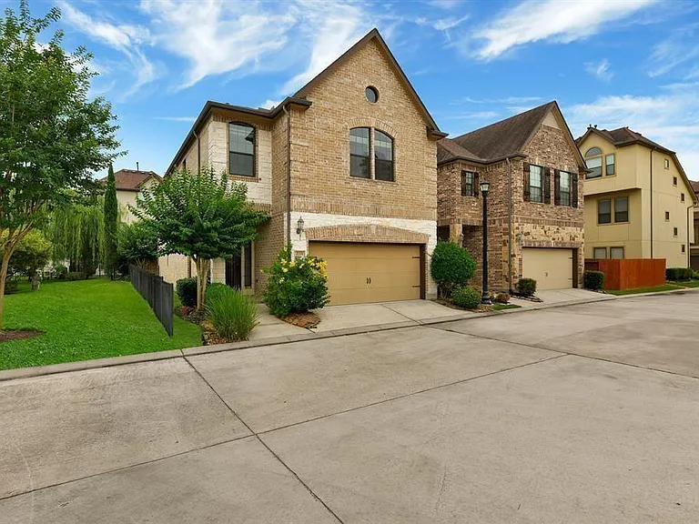 2725 Kings Retreat Cir — Photo 1