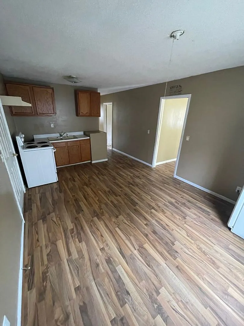 3 Bed/1 Bath Apartment — Photo 1