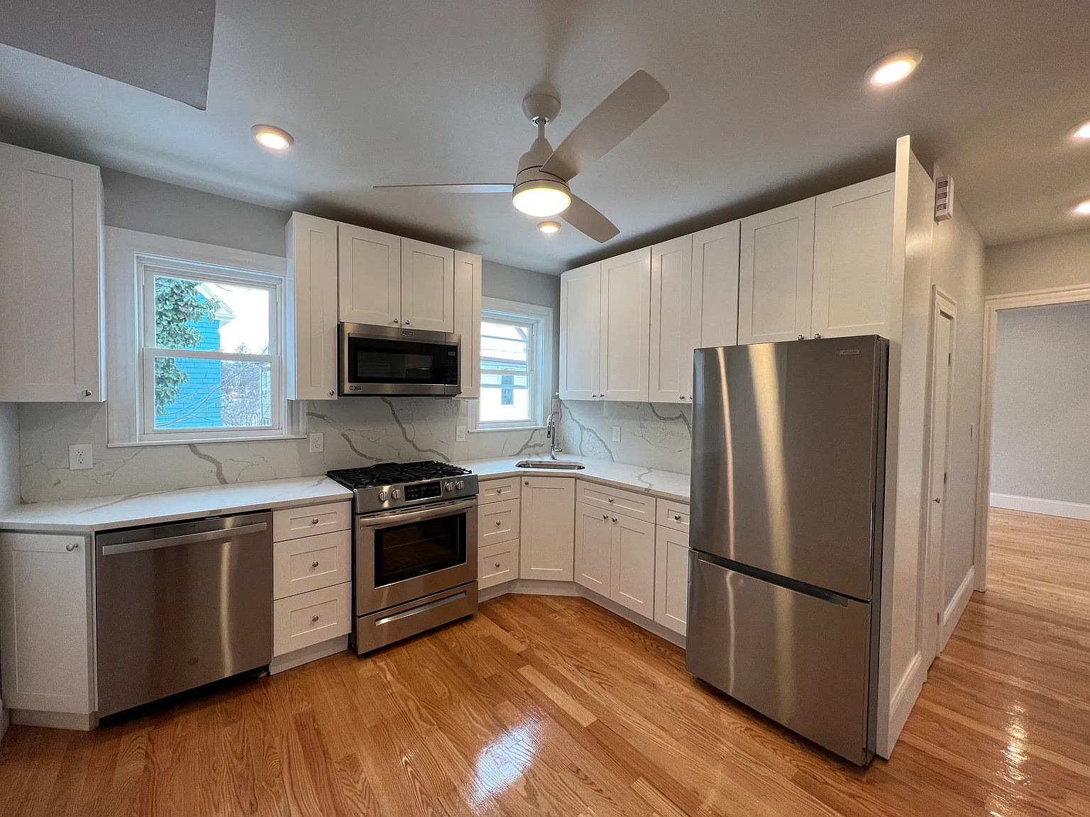 3 bed, 1200 sqft, $4,295 — Photo 3