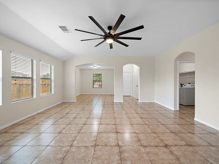 114 Mustang Stampede Dr — Photo 4