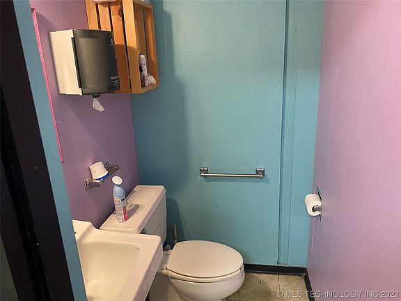 4th image of 1219 N Broadway St