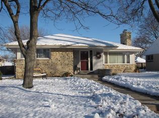 3862 N 101st St, Wauwatosa, WI 53222