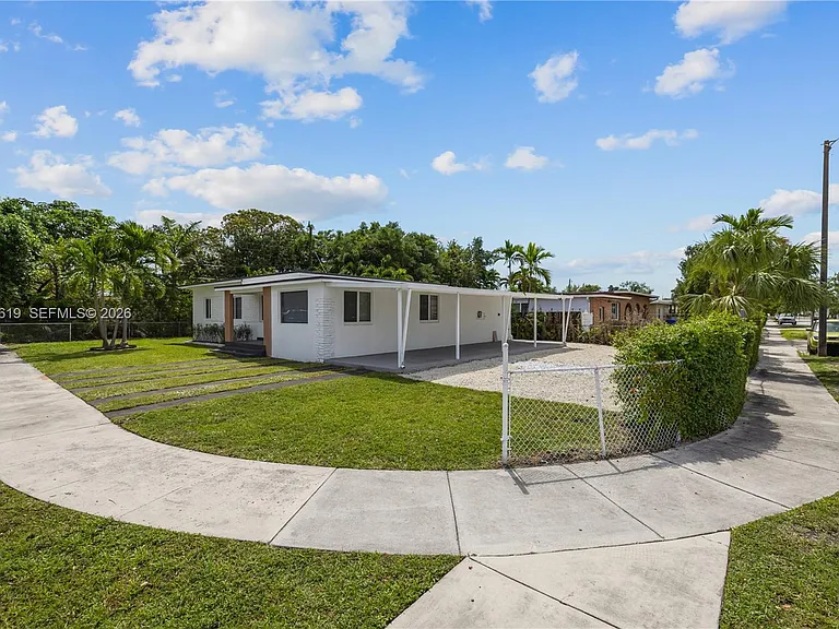 5410 SW 2nd St — Photo 3
