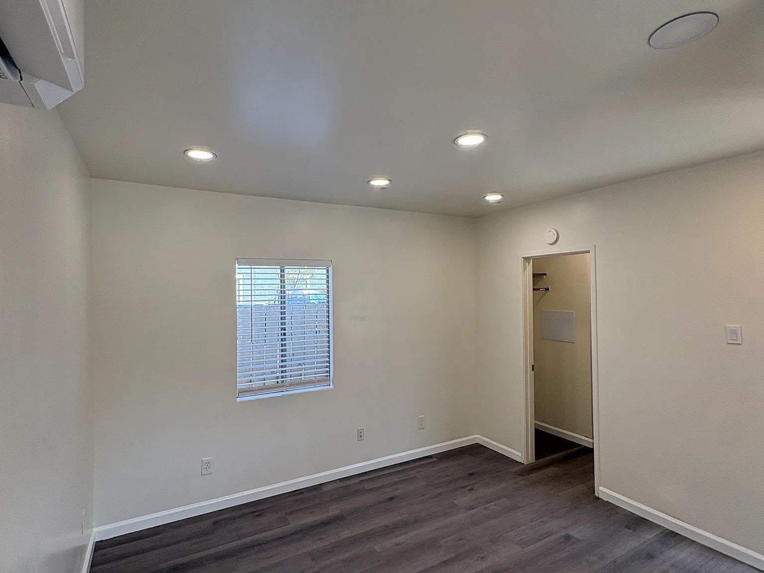 Studio, 250 sqft, $1,595 — Photo 3