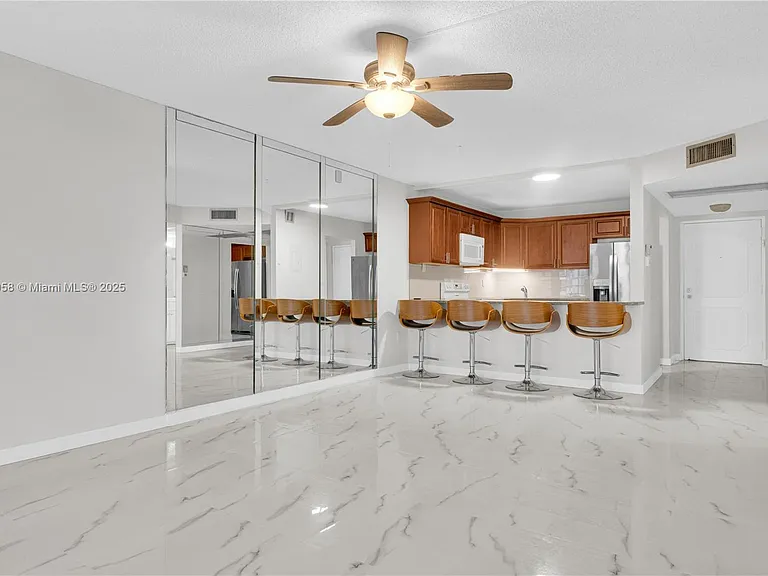 9355 SW 8th St #425 — Photo 5
