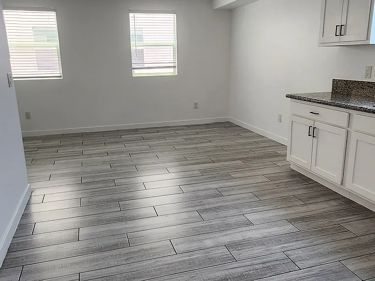 826 W 80th St #1 — Photo 13