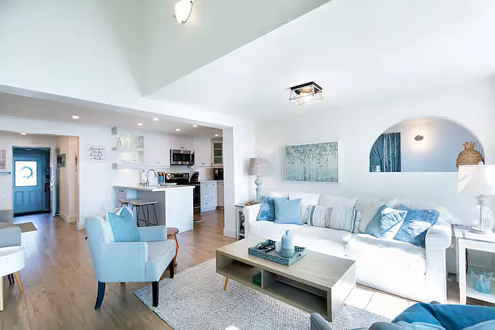 713 Lakeshore Dr — Photo 4