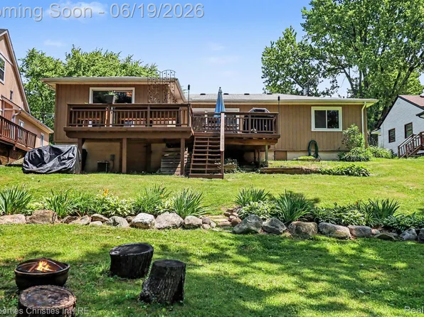 9567 Susin Ln, Clarkston, MI 48348