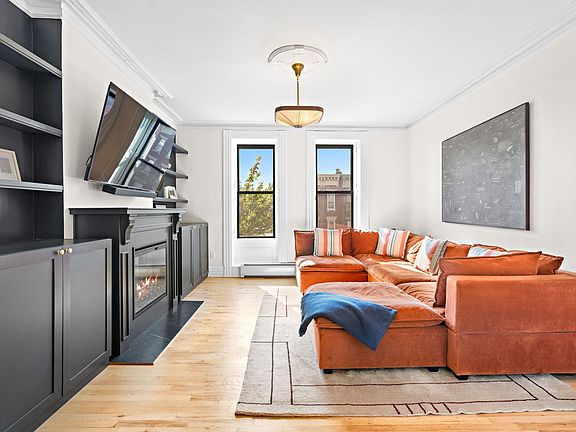 2nd image of 819 Washington St APT 4