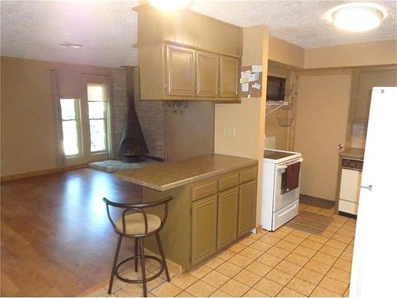 3rd image of 407 Yonder Dr