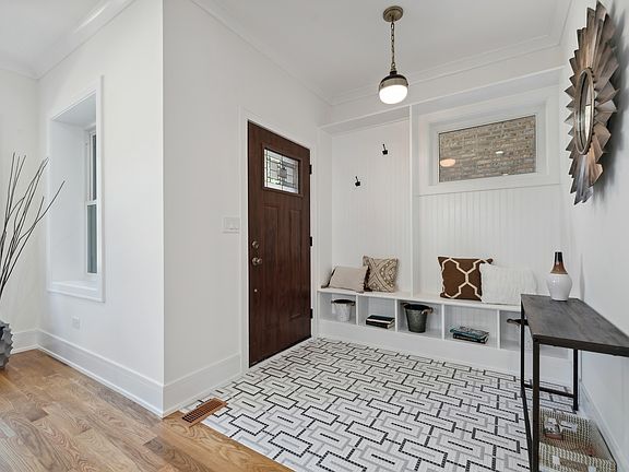 3rd image of 4418 N Richmond St