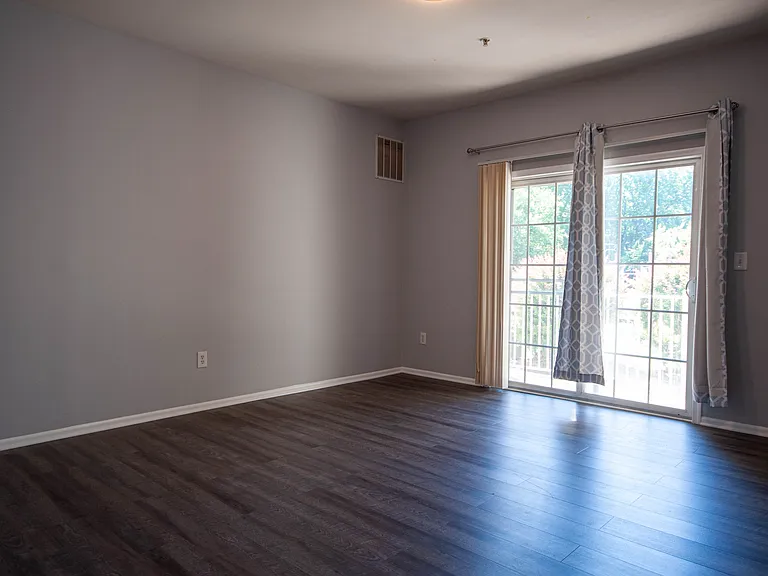 716 Lucy Ct — Photo 5