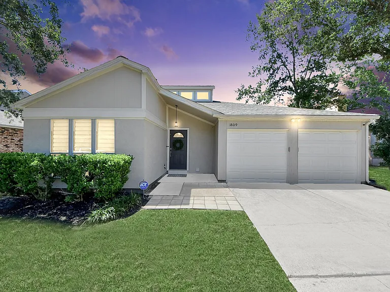 18019 Autumn Hills Dr — Photo 3