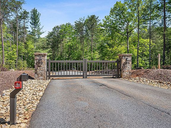 5th image of 446 White Pine Dr