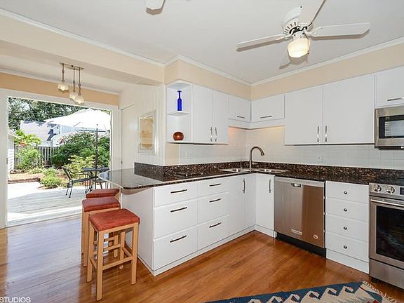 5th image of 415 18th Ave NE